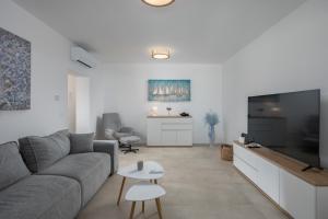 Holiday Home Elora Seaview Private Pool And Garden - Happy Rentals