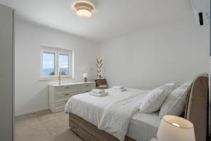 Holiday Home Elora Seaview Private Pool And Garden - Happy Rentals