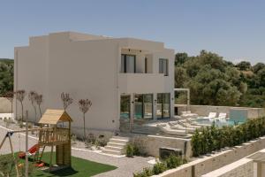Celestial Villas, Heated Pools, Walk to Shops & Dining, by ThinkVilla