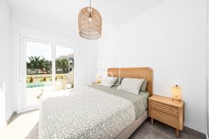 Pilar Poolside Living, luxury swim-up apt, ground-floor - by Oyoostays