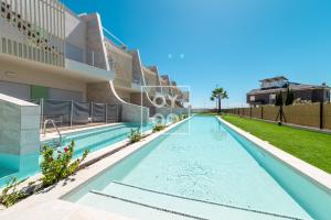 Pilar Poolside Living, luxury swim-up apt, ground-floor - by Oyoostays