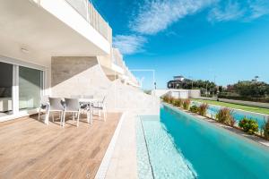 Pilar Poolside Living, luxury swim-up apt, ground-floor - by Oyoostays