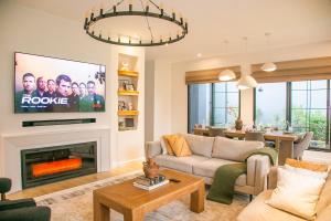 Rabi Residence Modern farm house sleeps 4