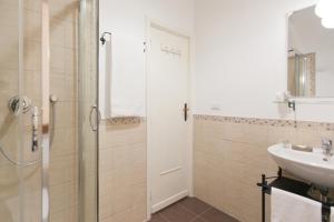 Twin Room with Private External Bathroom