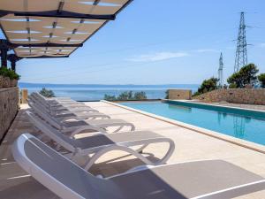 Apartments Family Ravlić with Swimming Pool