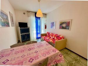 Beachside flat with shared pool