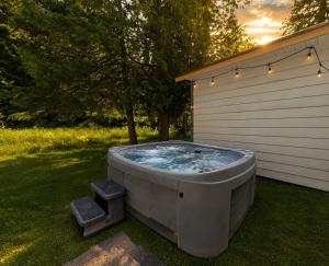 Chalet with Spa in the Forest- Nature Awaits