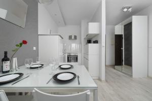 Modern Apartment with Balcony Close to the Botanical Garden by Noclegi Renters