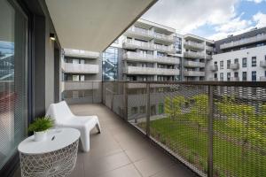Modern Apartment with Balcony Close to the Botanical Garden by Noclegi Renters