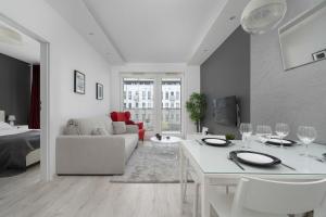 Modern Apartment with Balcony Close to the Botanical Garden by Noclegi Renters