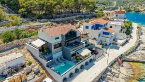 Villa Venetta,beach house,pool,jacuzzi,satellite internet-WiFi,4x4 UTV vehicle,SUP board,Island Žirje, Šibenik