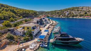 Villa Venetta,beach house,pool,jacuzzi,satellite internet-WiFi,4x4 UTV vehicle,SUP board,Island Žirje, Šibenik