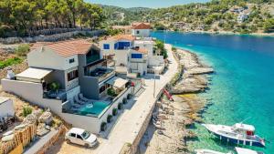 Villa Venetta,beach house,pool,jacuzzi,satellite internet-WiFi,4x4 UTV vehicle,SUP board,Island Žirje, Šibenik