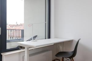 Modern 1BR Apartment with Terrace, Workspace & Free Parking