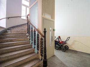 Vienna Apt · Naschmarkt & Karlskirche · U4 Metro