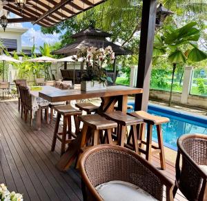 6BR Modern Tropical Oasis with Private Pool and Gazebo