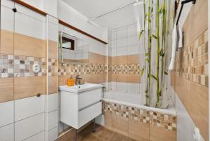 Wooden Apartment on Main Shopping Street - Old Town