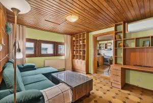 Wooden Apartment on Main Shopping Street - Old Town