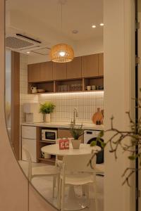 Urban Breeze DDP 2 Apartments for 10 Near Metro
