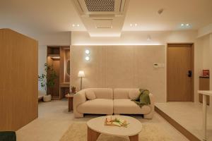 Urban Breeze DDP 2 Apartments for 10 Near Metro