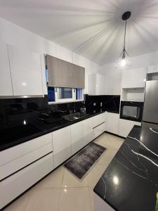 Saranda Valley Oasis - Modern Apt With View
