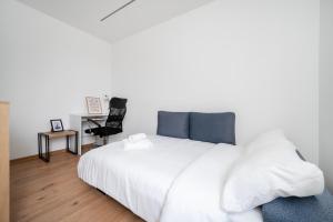 Pomorska 3-Bedroom Apartment by BookingHost