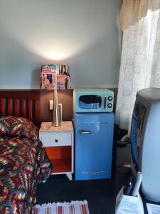 HARRYS MAN CAVE - A Vintage Motel on the Historic 395 route - The New Star Motel Experience