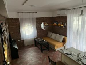 Red Brick Airport Apartment