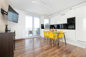 Wyjątkowy Apartament z Parkingiem & Balkonem z Widokiem by Noclegi Renters