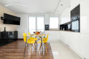 Wyjątkowy Apartament z Parkingiem & Balkonem z Widokiem by Noclegi Renters