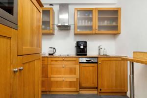 Unique Two Bedroom Apartment Perfect for Remote Work by Noclegi Renters