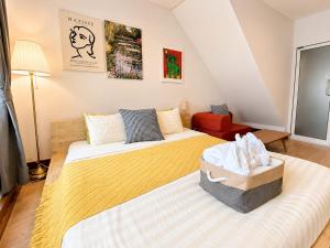Entire Home 2BR 2BA Chinatown - Songwat