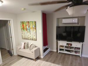 Cozy Hideaway guest suite