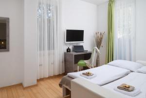 Sunny Resort apartment 121 with private beach access