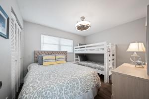 Visit this top floor property located on the no-drive beach with 2 complex pools!