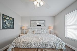 Visit this top floor property located on the no-drive beach with 2 complex pools!