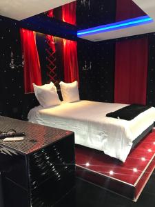 Appartements Le Cabaret Vip SPA : photos des chambres