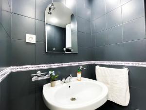 Appartement Climatisé Face au Hilton Gare & Plage à 2 Min