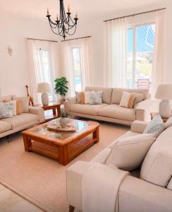 Golf Front Luxury Villa with Heated Pool and Sunset Views