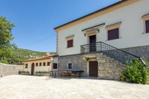 Dela Cassa Stone House
