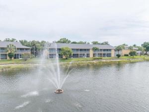 Naples Condo - 2BR, 2BA, Lakefront Lanai, Heated Pool, Minutes to the Beach!