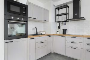 Functional Apartment with Parking in Cracow by Noclegi Renters