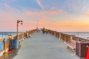 Sunny eighth-floor beachfront condo with pools hot tub & fitness room