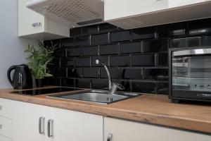 Black and White Studio Close to Manufaktura by Noclegi Renters