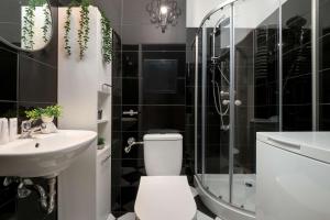 Black and White Studio Close to Manufaktura by Noclegi Renters