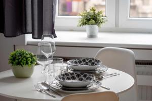 Black and White Studio Close to Manufaktura by Noclegi Renters