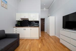 Black and White Studio Close to Manufaktura by Noclegi Renters