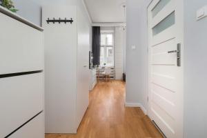 Black and White Studio Close to Manufaktura by Noclegi Renters