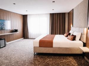 Nevv City Hotel