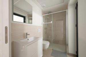 Seaview Apartment ~ Modern ~ Close to Beach ~ Pool